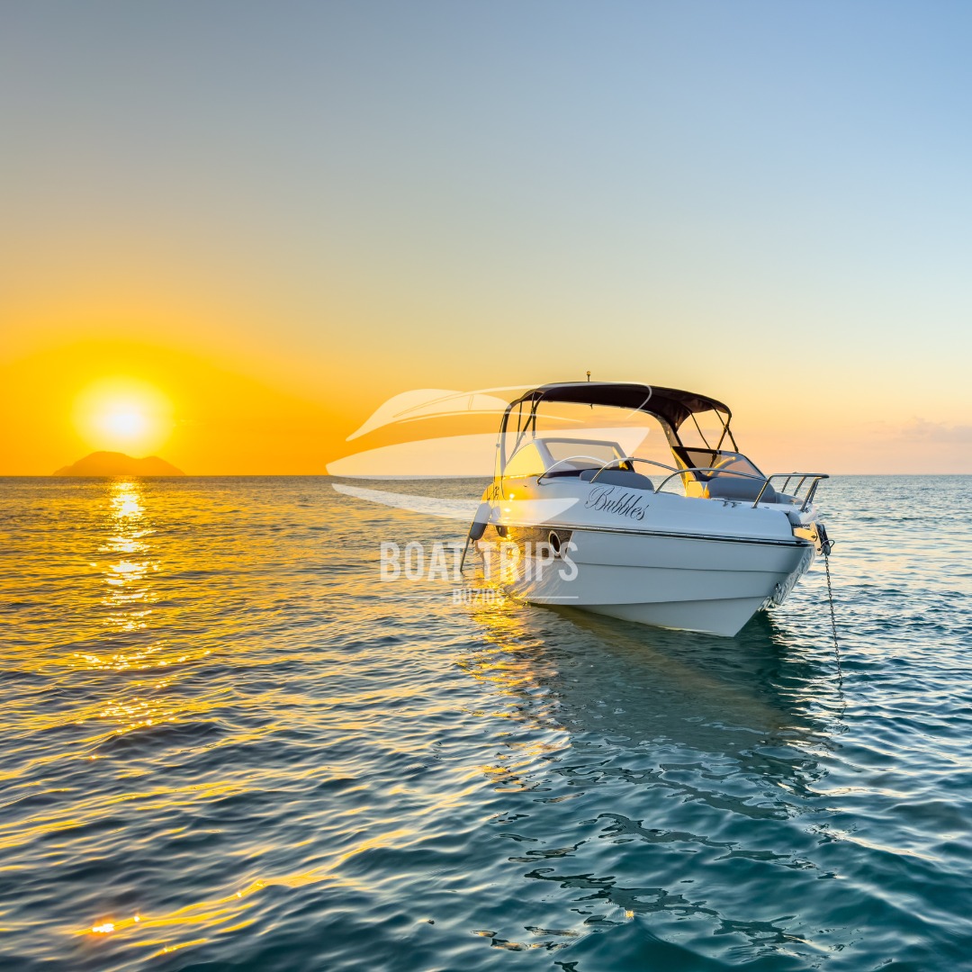 Lancha Bubbles no pôr do sol em Búzios