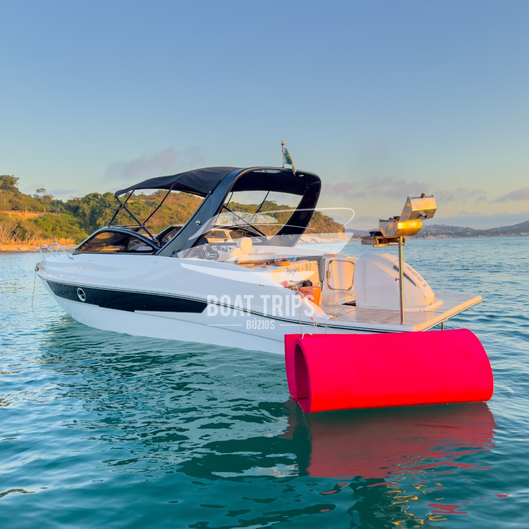 Lancha de luxo Boat Trips ancorada nas águas de Búzios