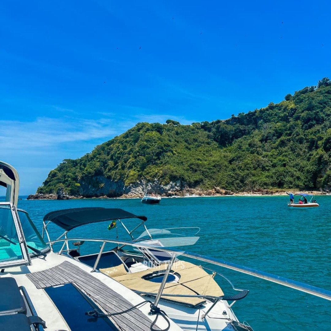 Passeio Boat Trips em praia de águas cristalinas
