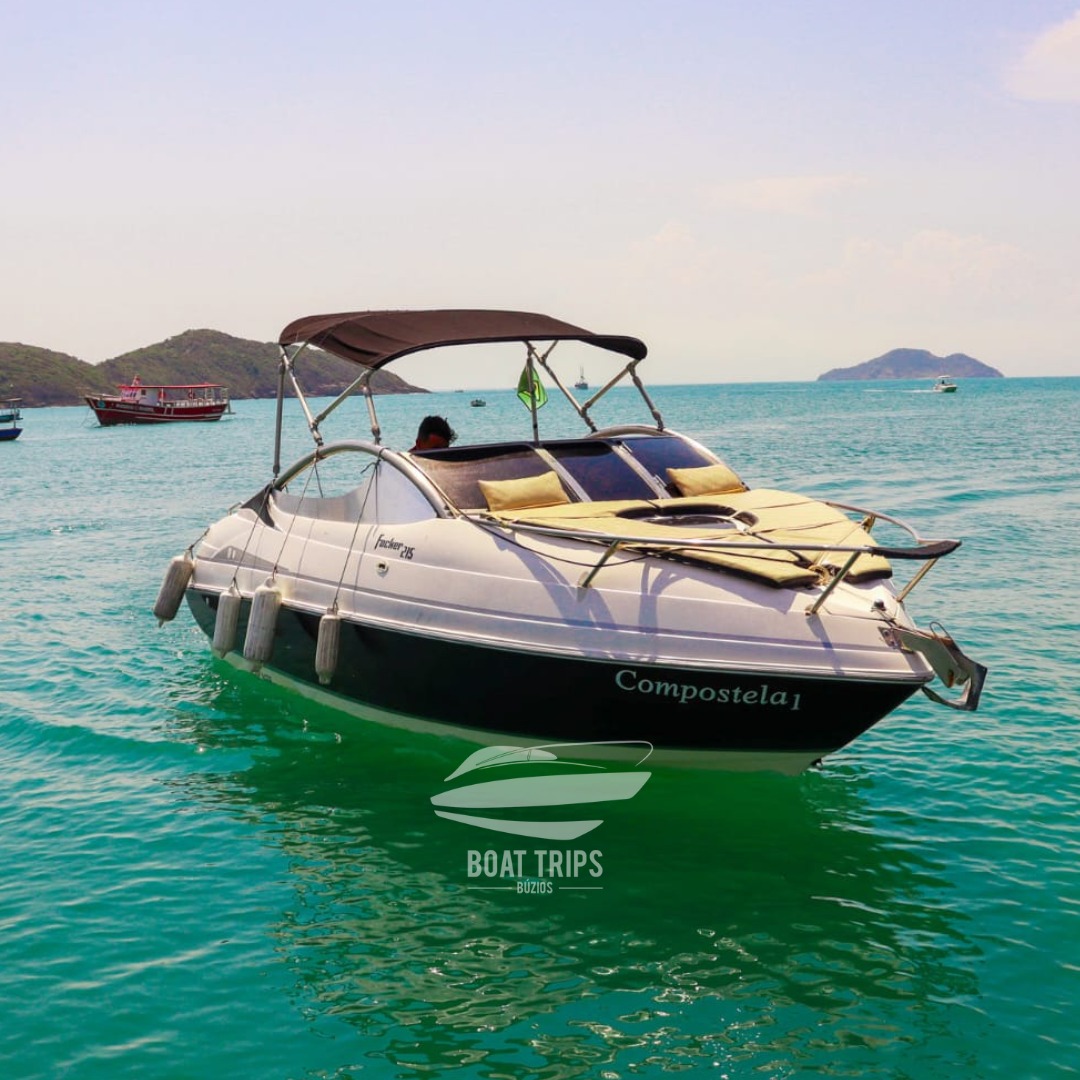 Lancha Compostela em mar azul de Búzios