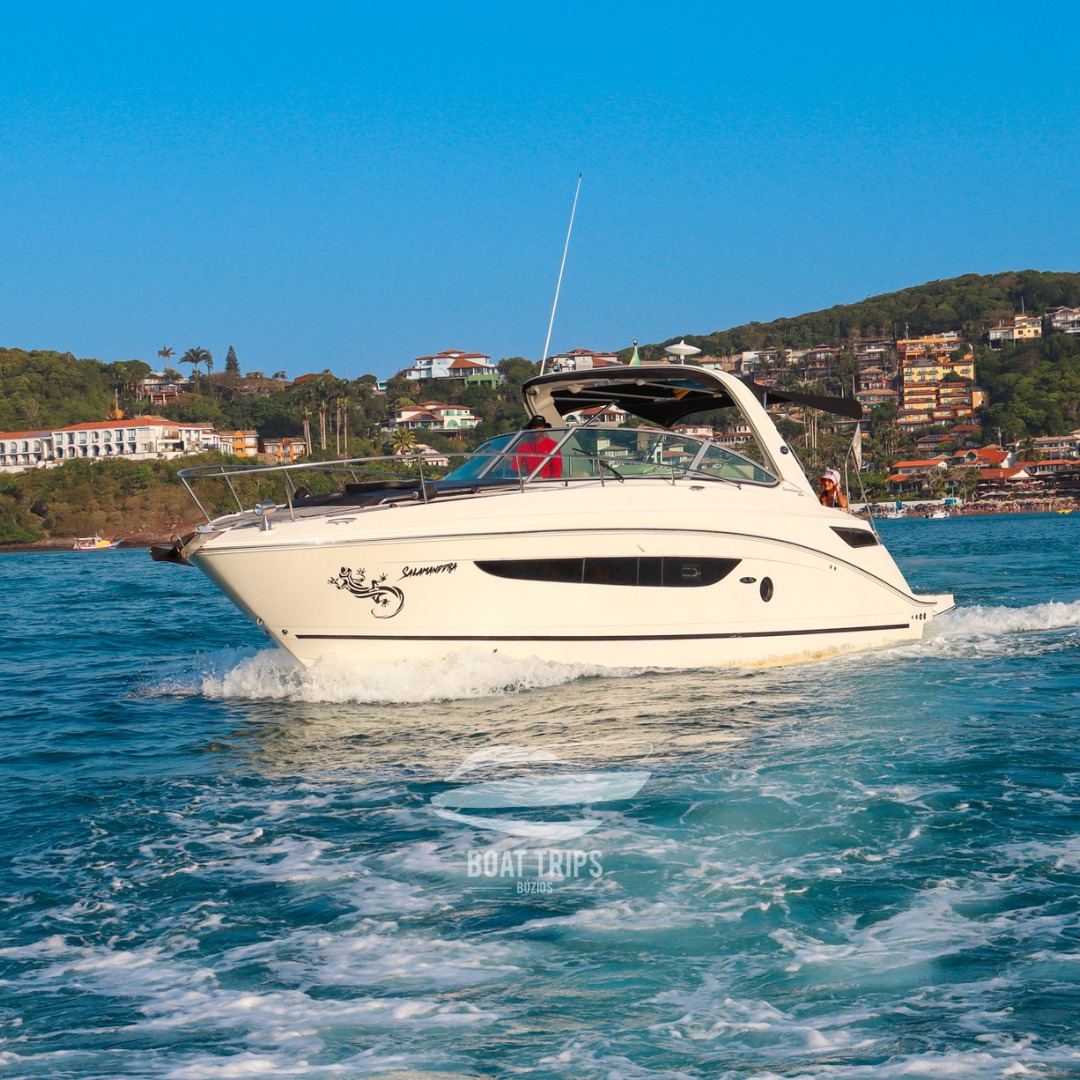 Lancha Salamandra navegando em Búzios