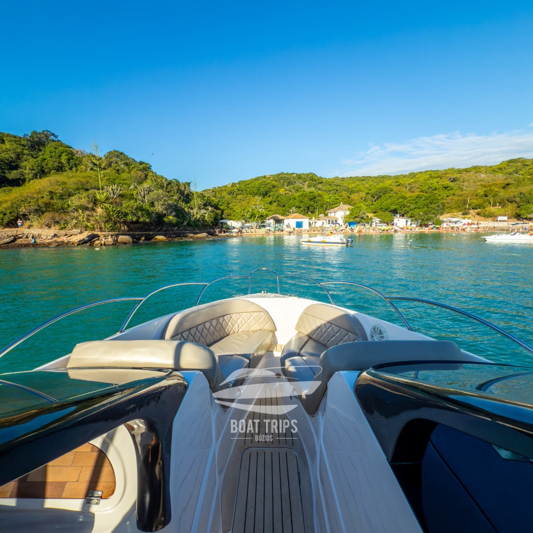 Vista da proa da lancha Boat Trips para a praia cheia